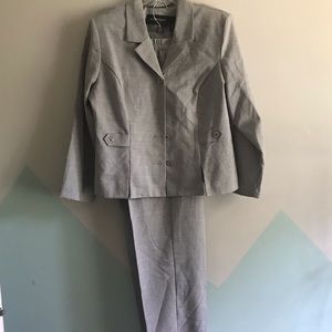 Sag Harbor Women’s 16 petite short gray suit